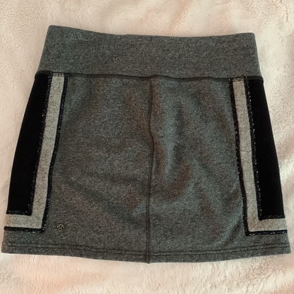 Lululemon gray and black skirt, 6 - Picture 4 of 7